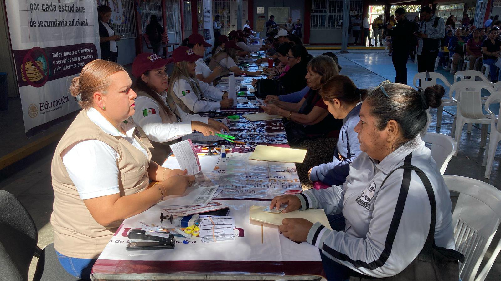 $!Con entrega de 1,430 tarjetas en ETI 77, culmina primera fase de la Beca ‘Rita Cetina’ en Mazatlán