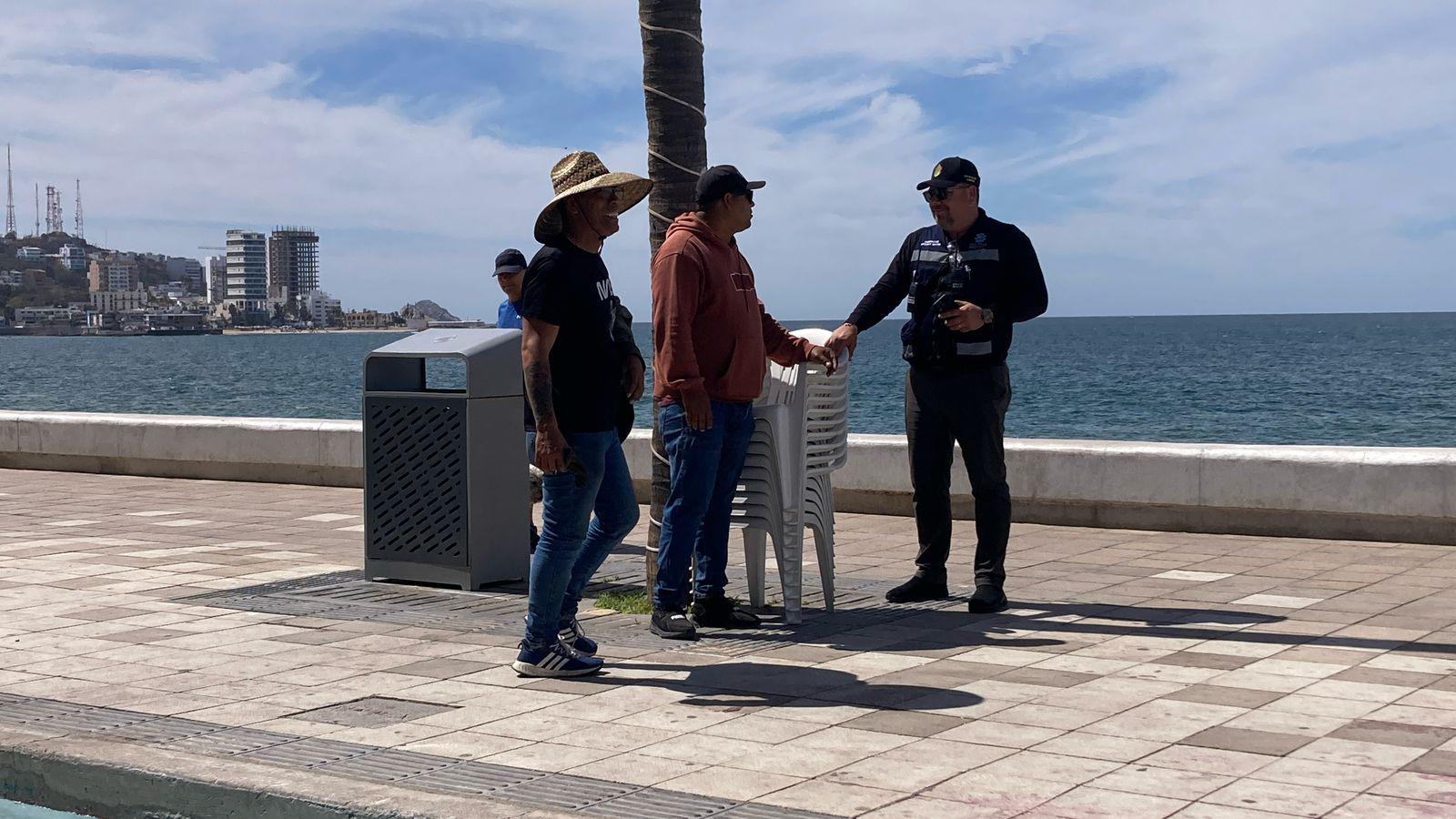 $!Retiene Oficialía Mayor decenas de sillas que estaban en renta para segundo desfile del Carnaval