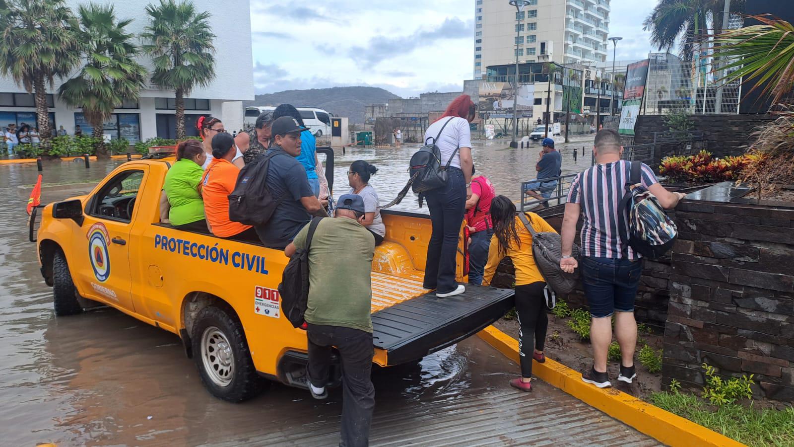 $!Auxilian a más de 250 personas tras inundarse zona de Conapesca