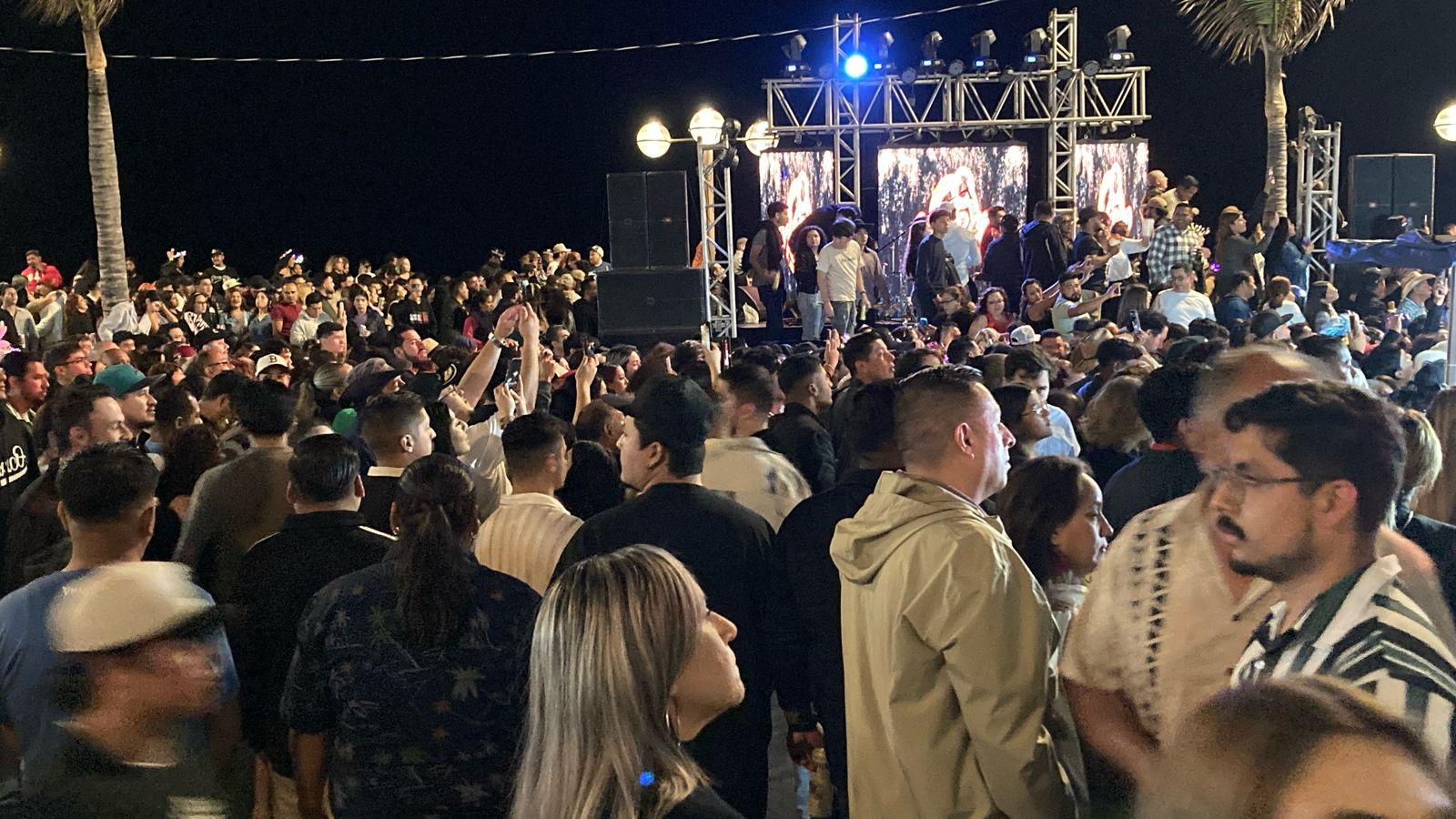 $!Retumba Olas Altas con miles de personas que cantan y bailan con La Adictiva