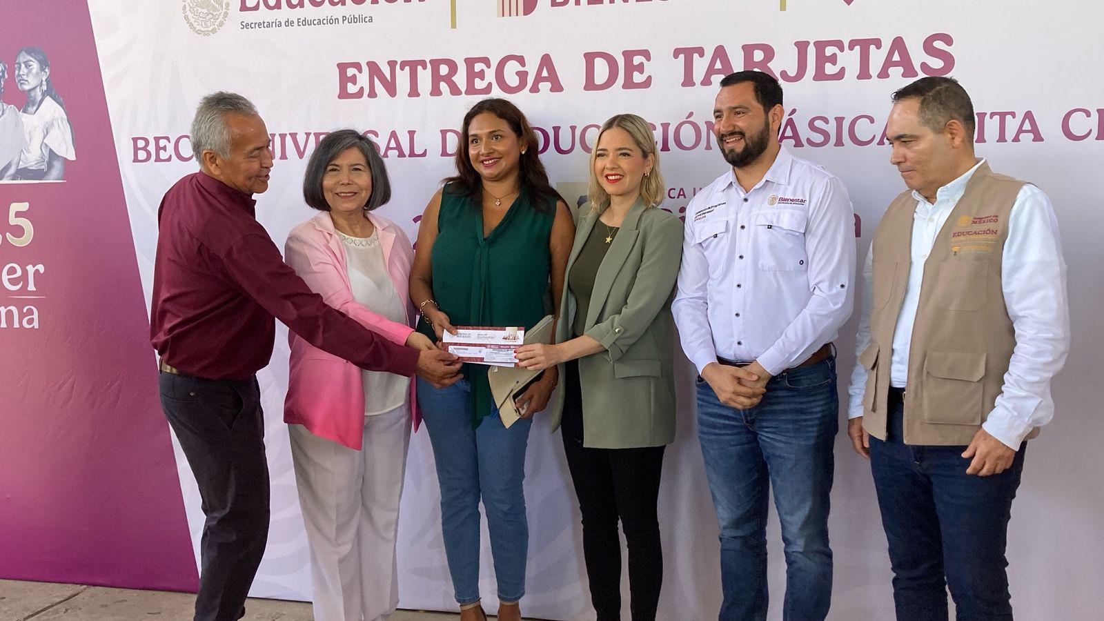$!Con entrega de 1,430 tarjetas en ETI 77, culmina primera fase de la Beca ‘Rita Cetina’ en Mazatlán