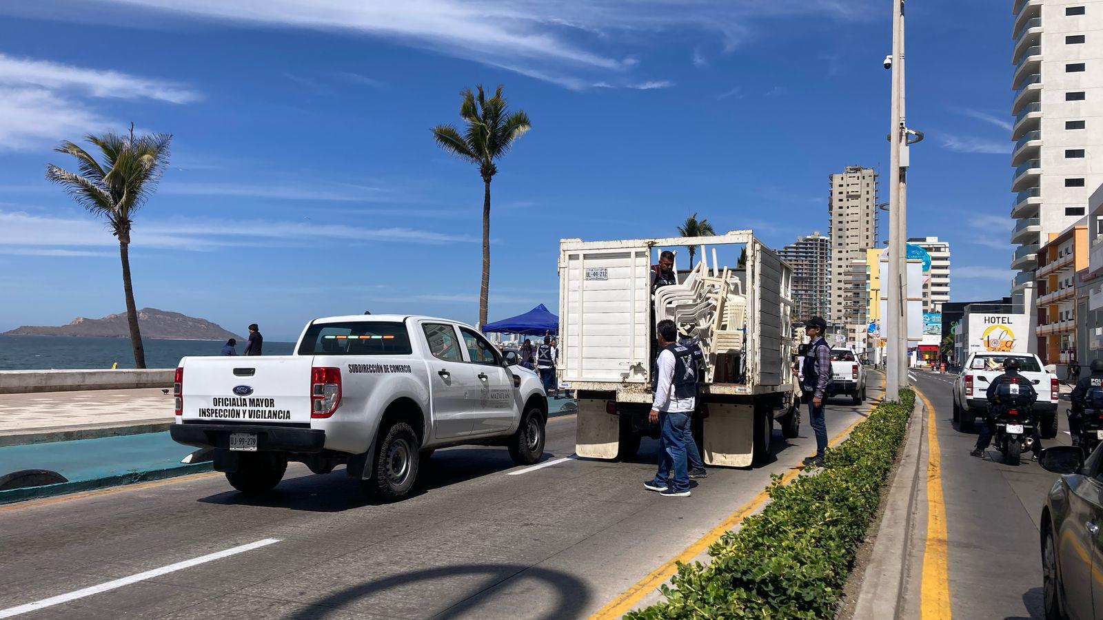 $!Retiene Oficialía Mayor decenas de sillas que estaban en renta para segundo desfile del Carnaval