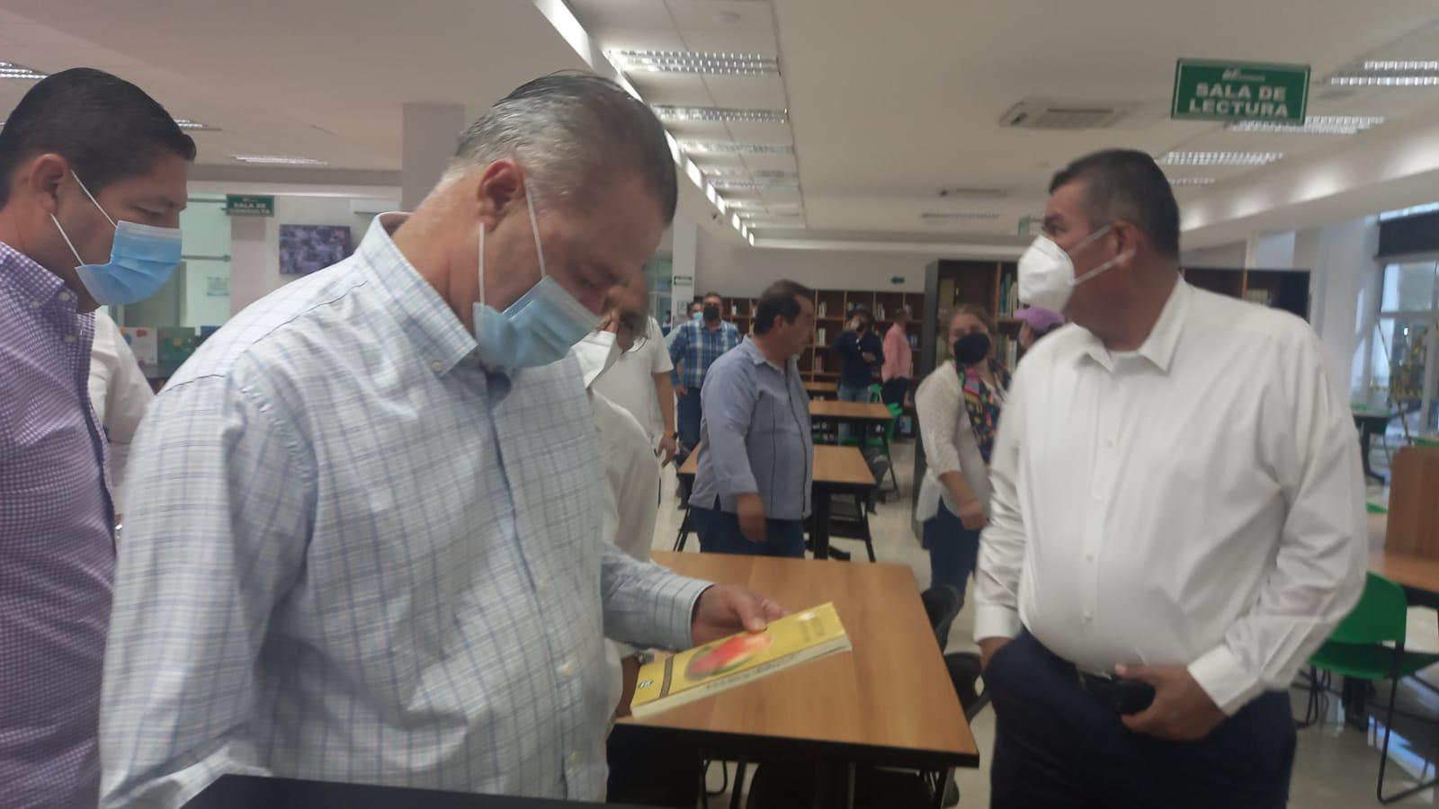 $!El mandatario estatal también hizo un recorrido por la biblioteca.