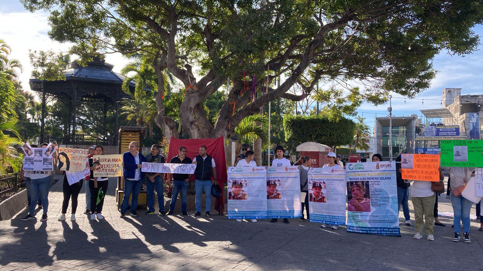 $!Exigen en manifestación en Mazatlán apoyo para encontrar a personas desaparecidas y renuncia del Gobernador Rocha