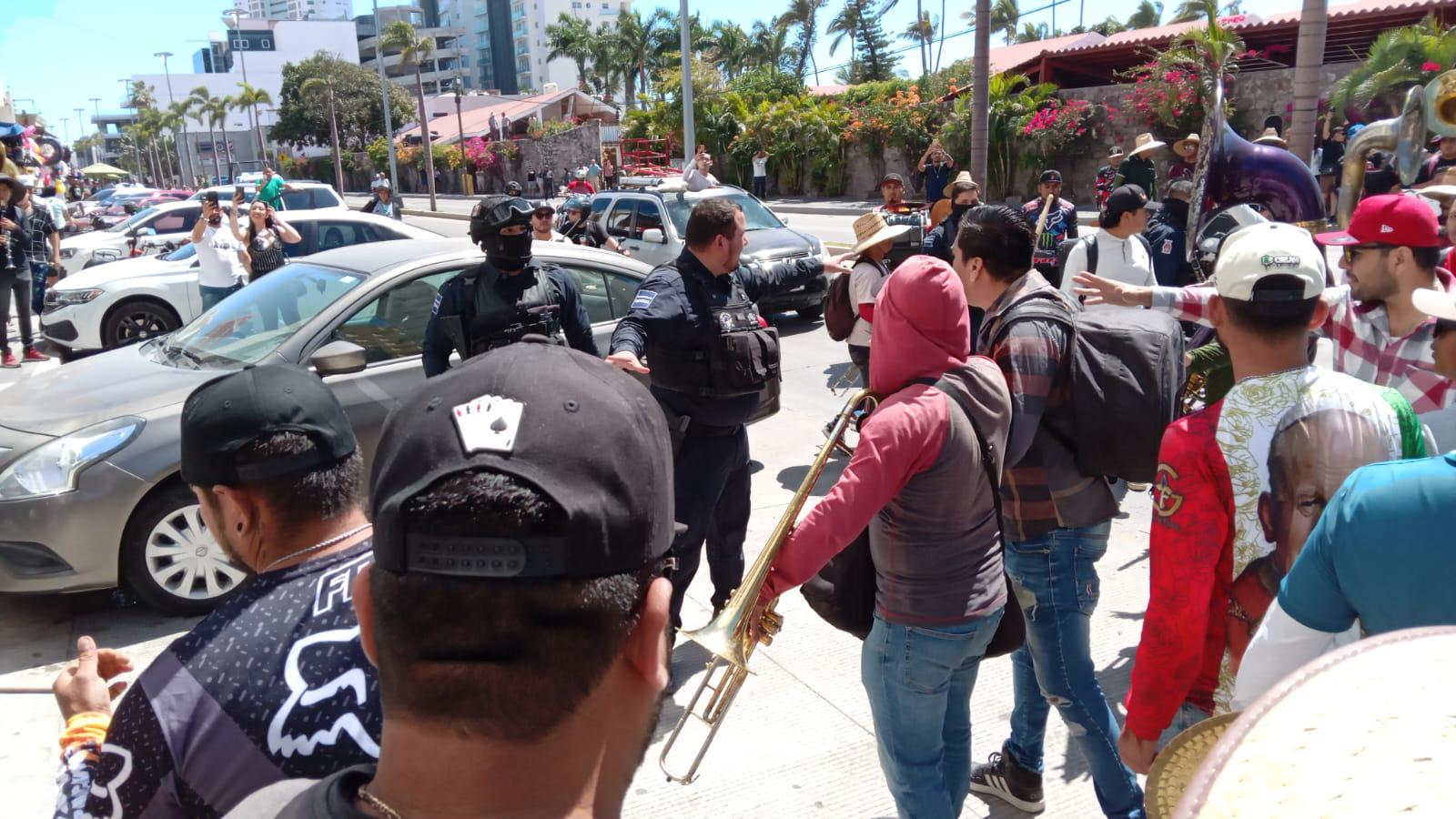 $!Se manifiestan músicos tocando y con marcha en plena zona turística