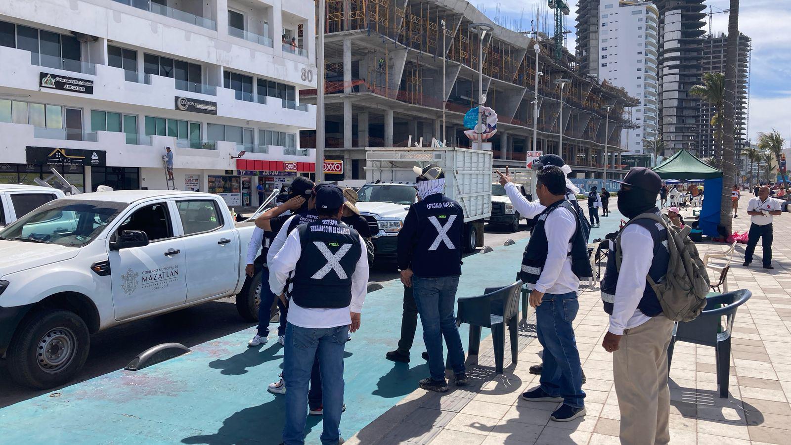 $!Retiene Oficialía Mayor decenas de sillas que estaban en renta para segundo desfile del Carnaval