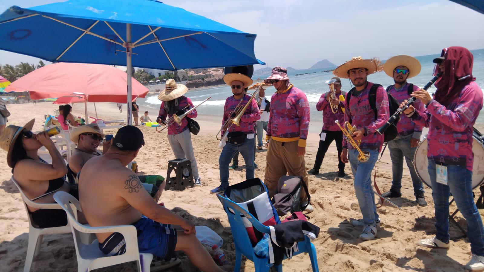 $!Mazatlán recibe la Semana Santa con menor afluencia en sus playas