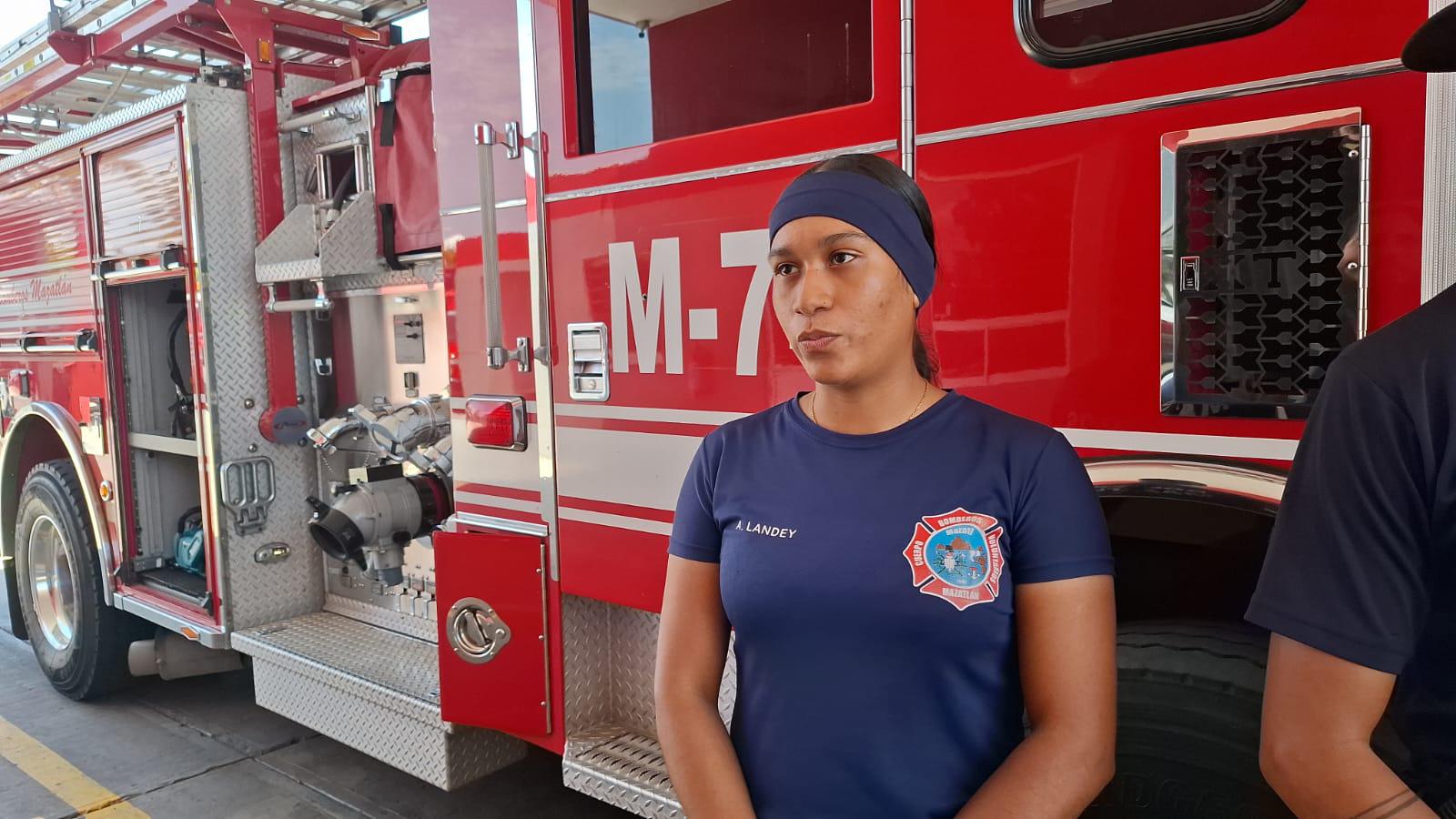 $!Arlette, Juan Antonio, Fernando y Brayan comparten historias de valor y entrega como bomberos de Mazatlán