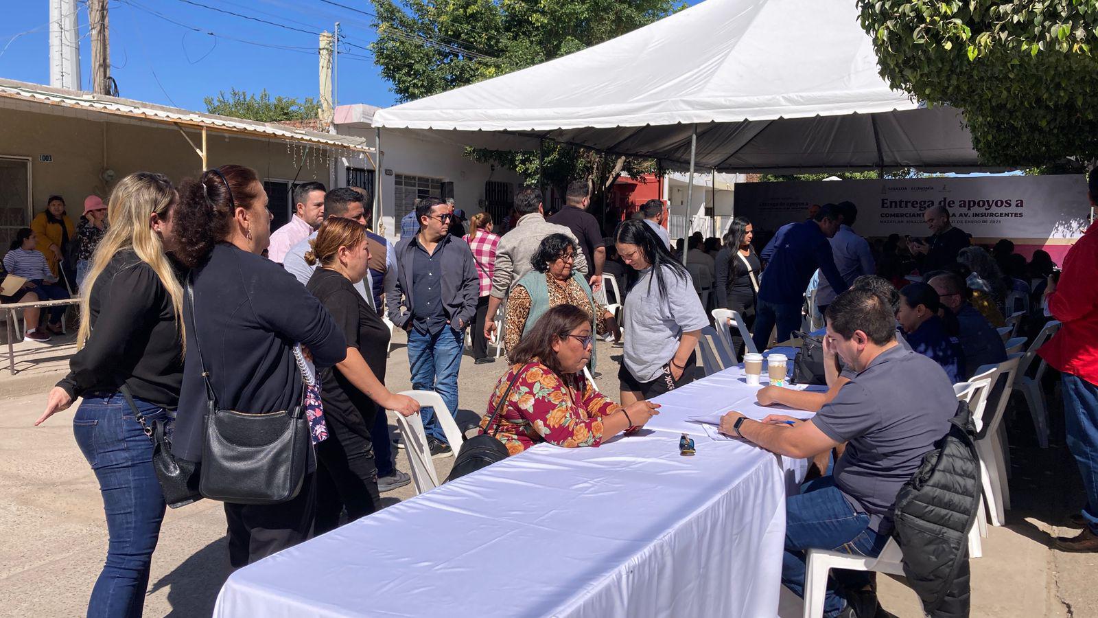 $!Entrega Gobierno del Estado apoyo a comerciantes en Mazatlán