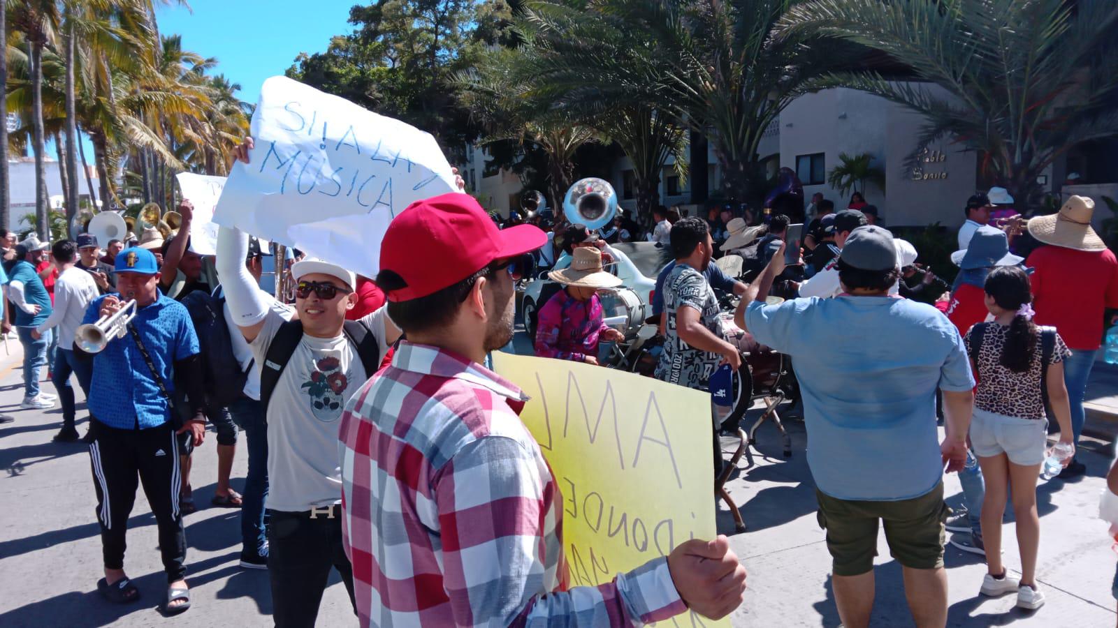 $!Se manifiestan músicos tocando y con marcha en plena zona turística