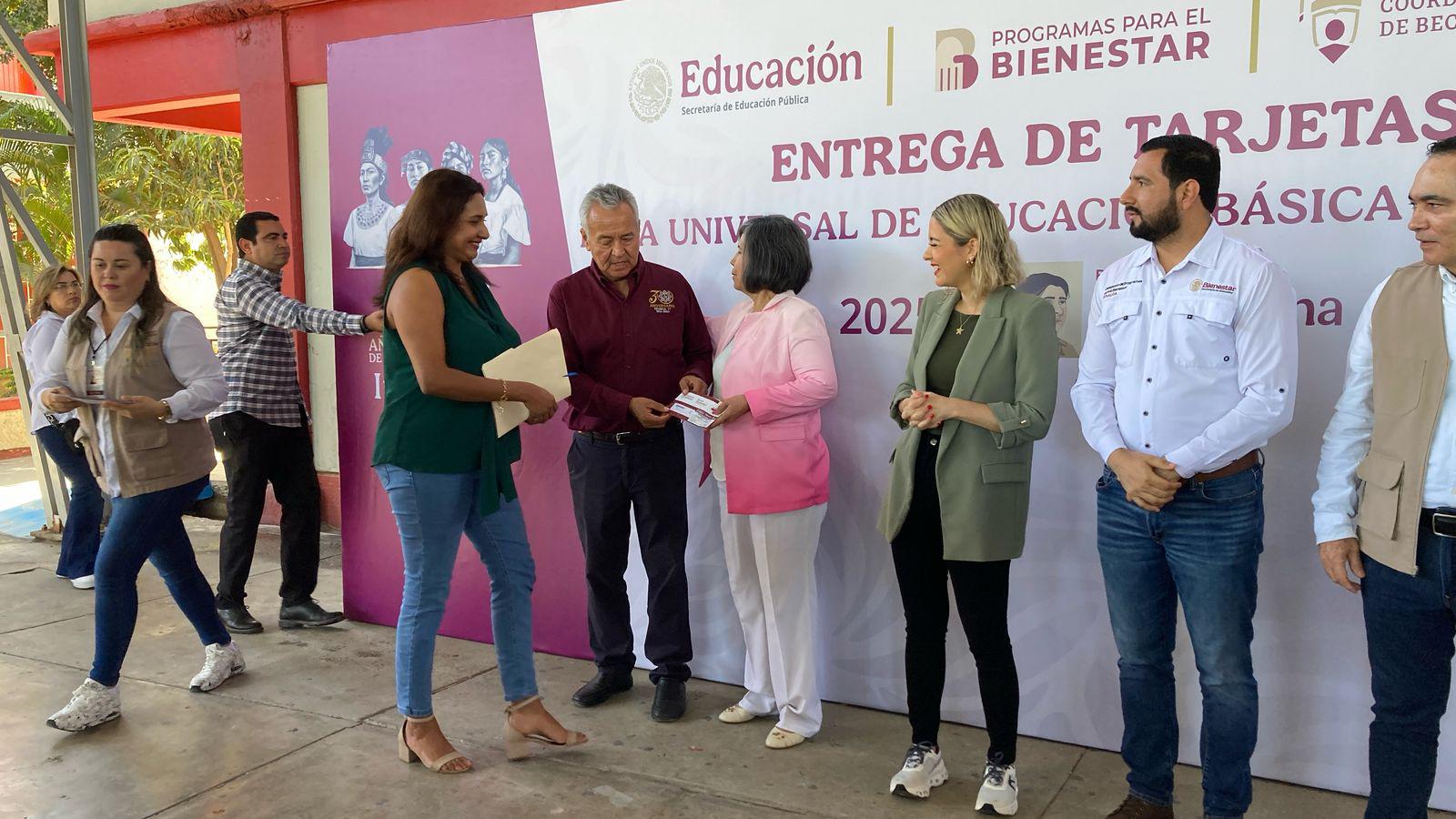 $!Con entrega de 1,430 tarjetas en ETI 77, culmina primera fase de la Beca ‘Rita Cetina’ en Mazatlán