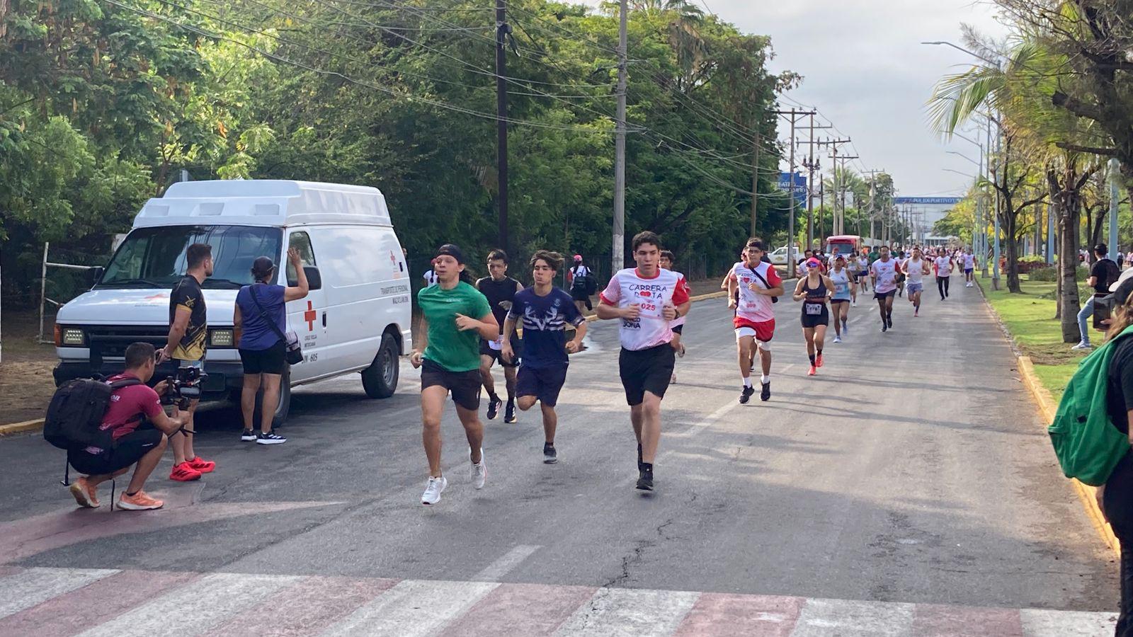 $!Jesús Labrador y Aragetze Nava triunfan en la primera Carrera Roja en Mazatlán