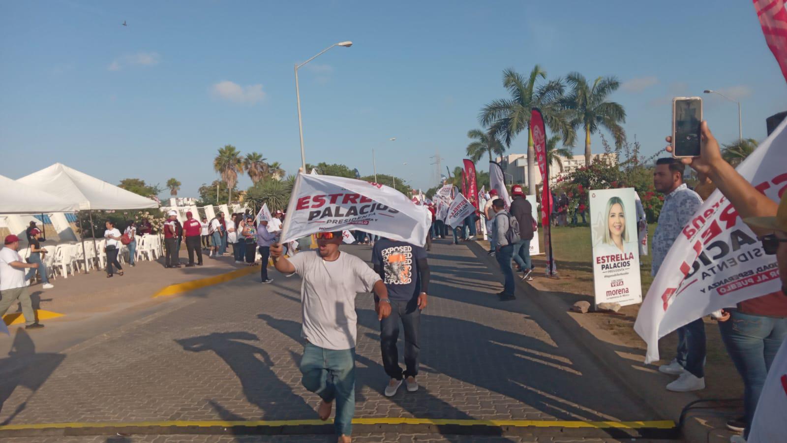 $!Simpatizantes arman ‘fiesta’ previo a debate de candidatos a la Alcaldía de Mazatlán