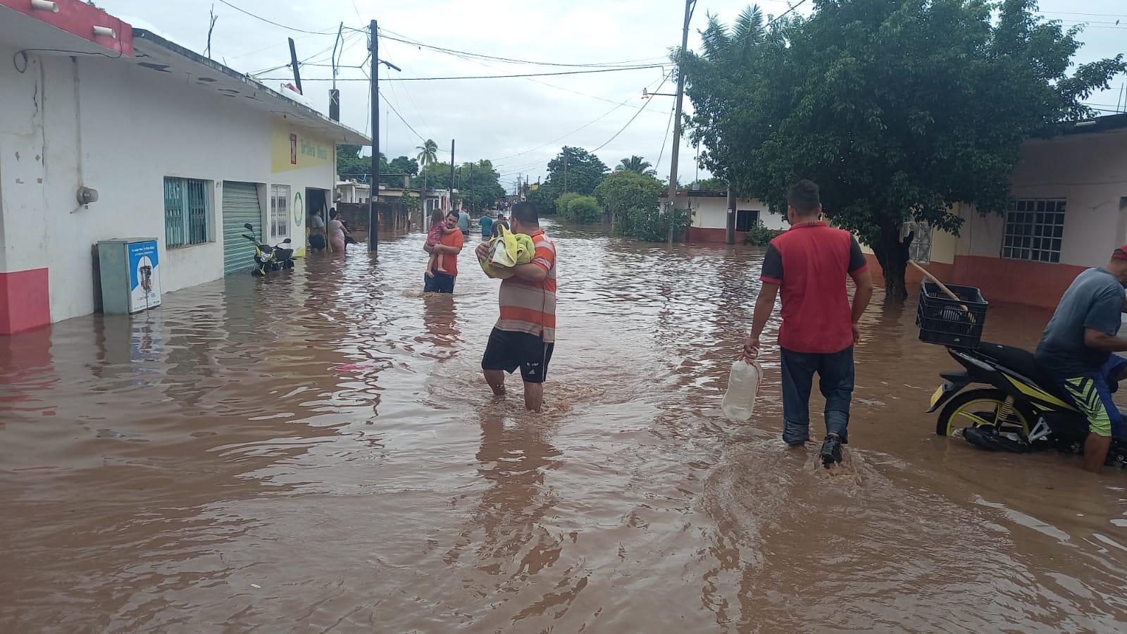 $!En La Concha transforman lanchas de pesca en vehículos de rescate