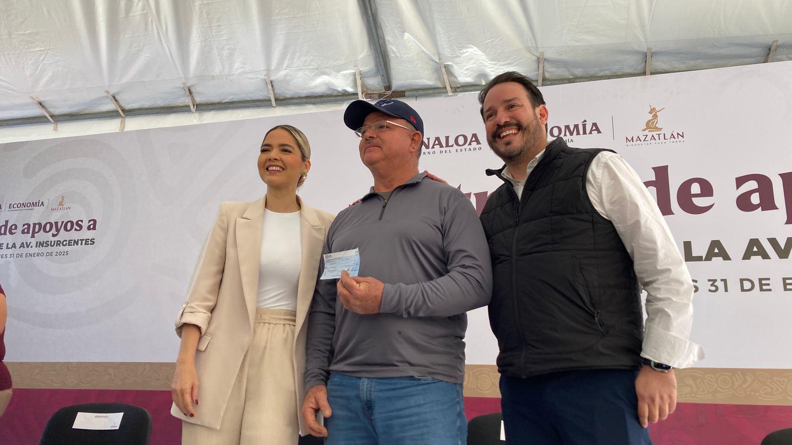 $!Entrega Gobierno del Estado apoyo a comerciantes en Mazatlán