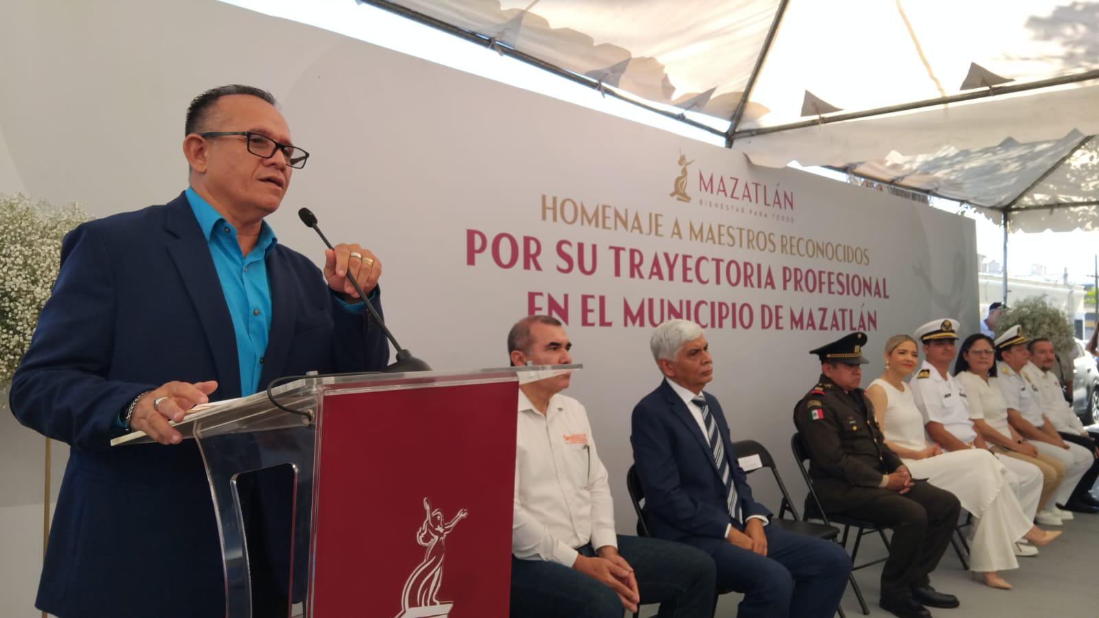 $!Reconocen trayectoria de cinco docentes en Mazatlán en este Día del Maestro