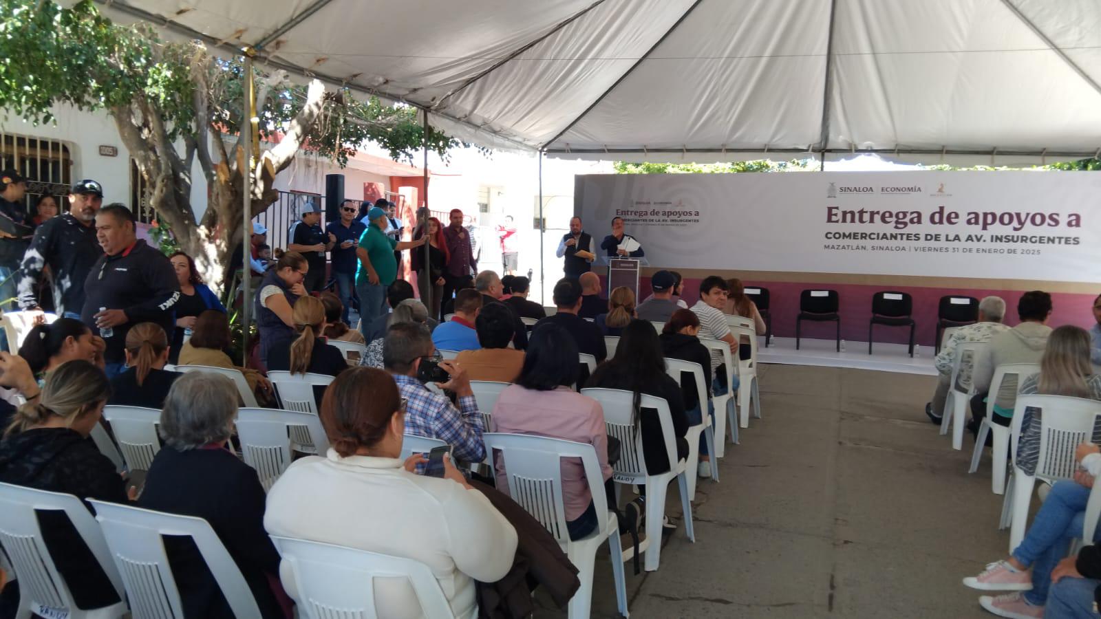 $!Entrega Gobierno del Estado apoyo a comerciantes en Mazatlán