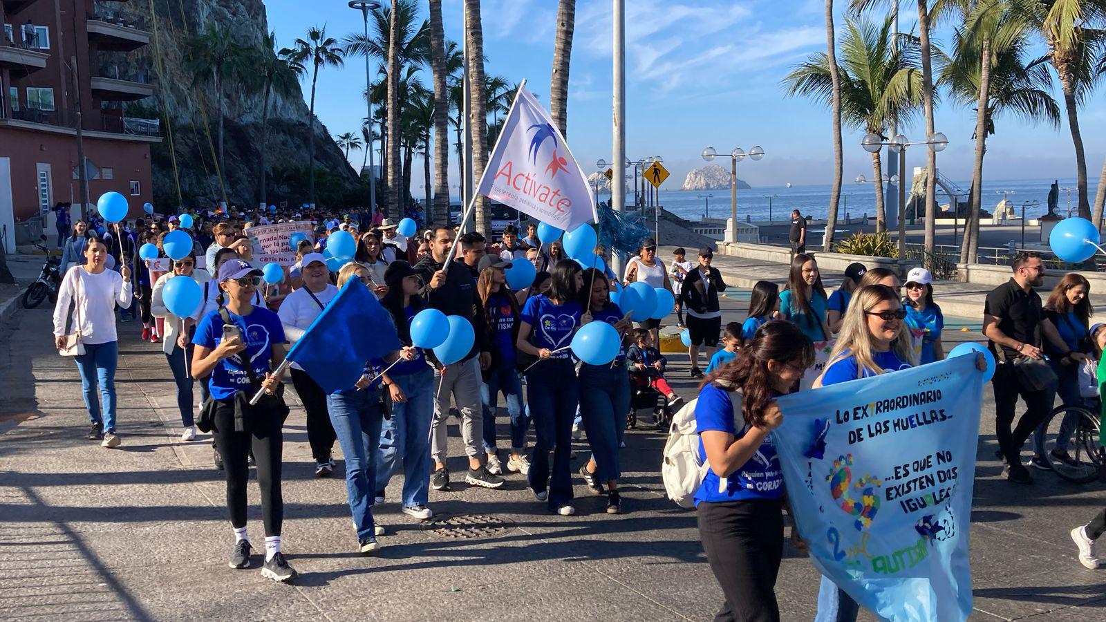 $!Participan más de 500 personas en la Caminata ‘Paso a Paso por el Autismo’ en Mazatlán