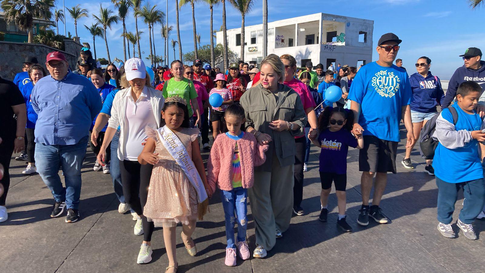 $!Participan más de 500 personas en la Caminata ‘Paso a Paso por el Autismo’ en Mazatlán
