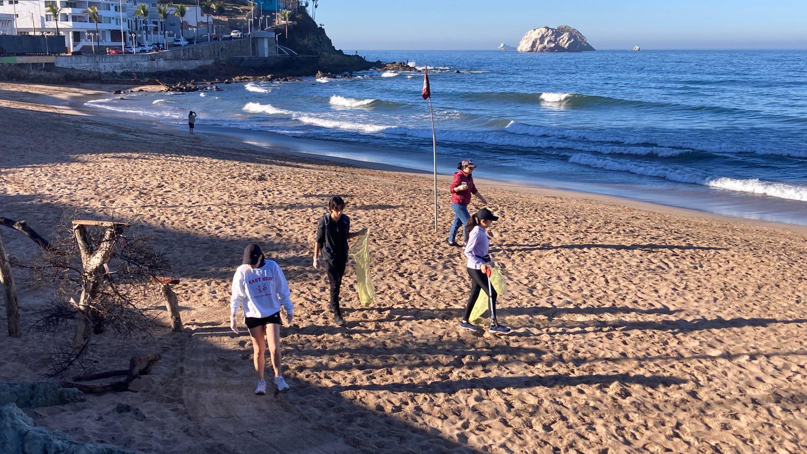 $!MazConciencia realiza jornada de limpieza en la playa de Olas Altas