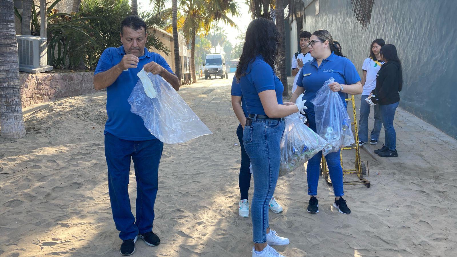 $!Lideran jóvenes de Coparmex jornada de limpieza de playas en Mazatlán