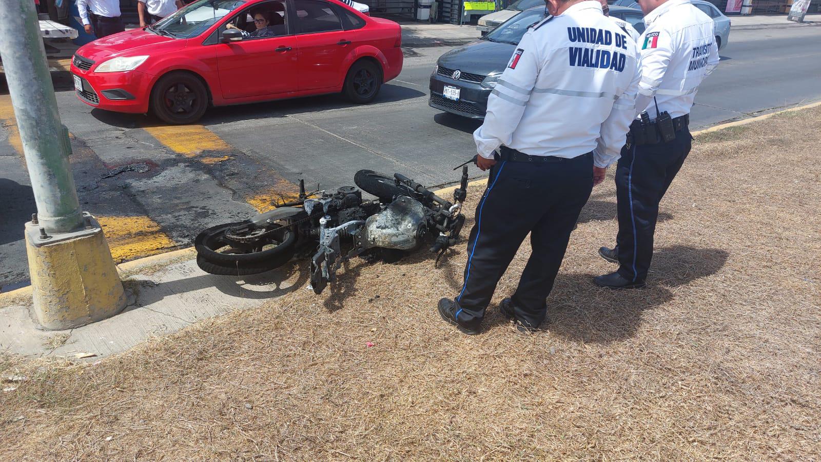 $!Motocicleta termina totalmente calcinada tras incendiarse en Mazatlán
