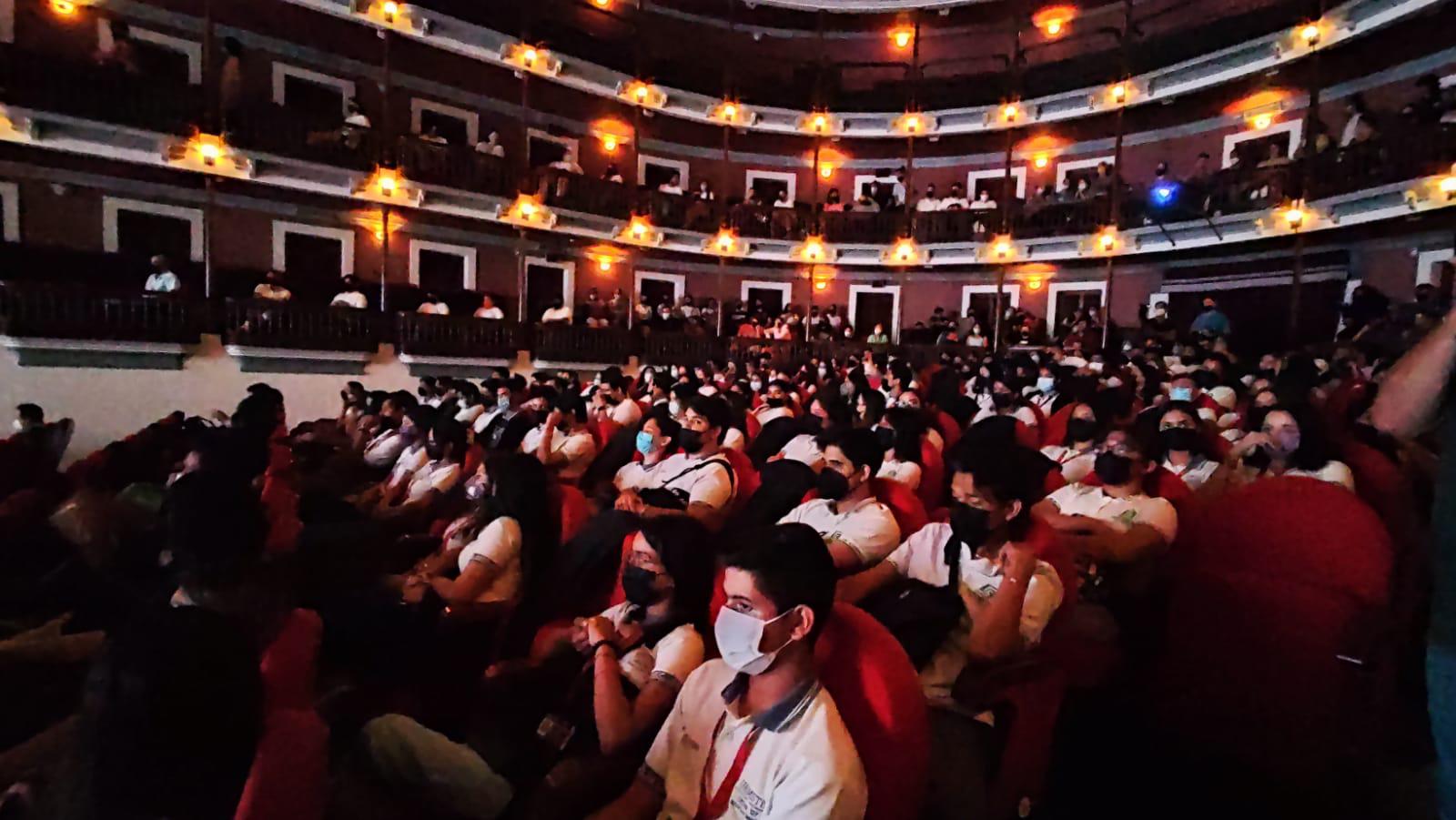 $!El teatro Ángela Peralta lució llenó con los jóvenes que apreciaron el espectáculo preparado especialmente para ellos.
