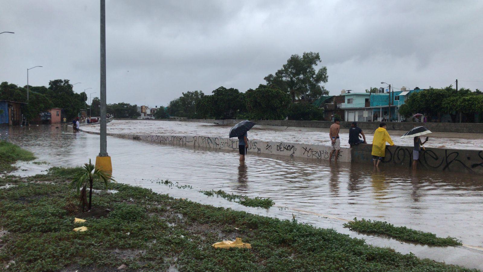 $!Se desborda Arroyo Jabalines y el agua se mete a las casas del Fraccionamiento Jacarandas