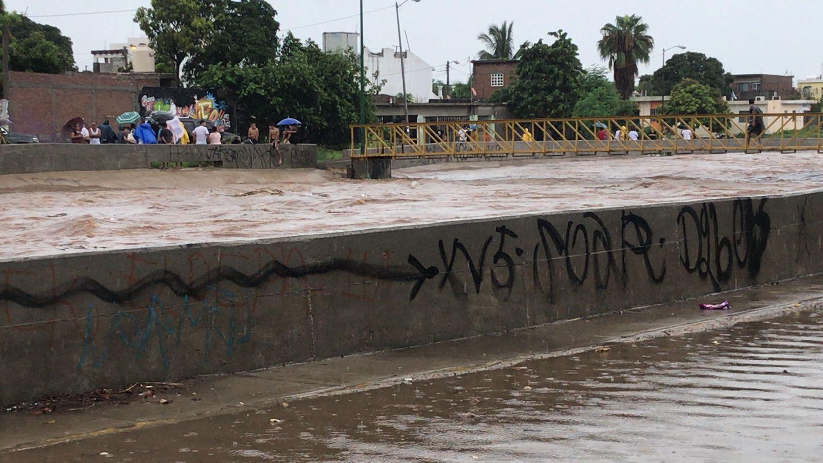 $!Se desborda Arroyo Jabalines y el agua se mete a las casas del Fraccionamiento Jacarandas
