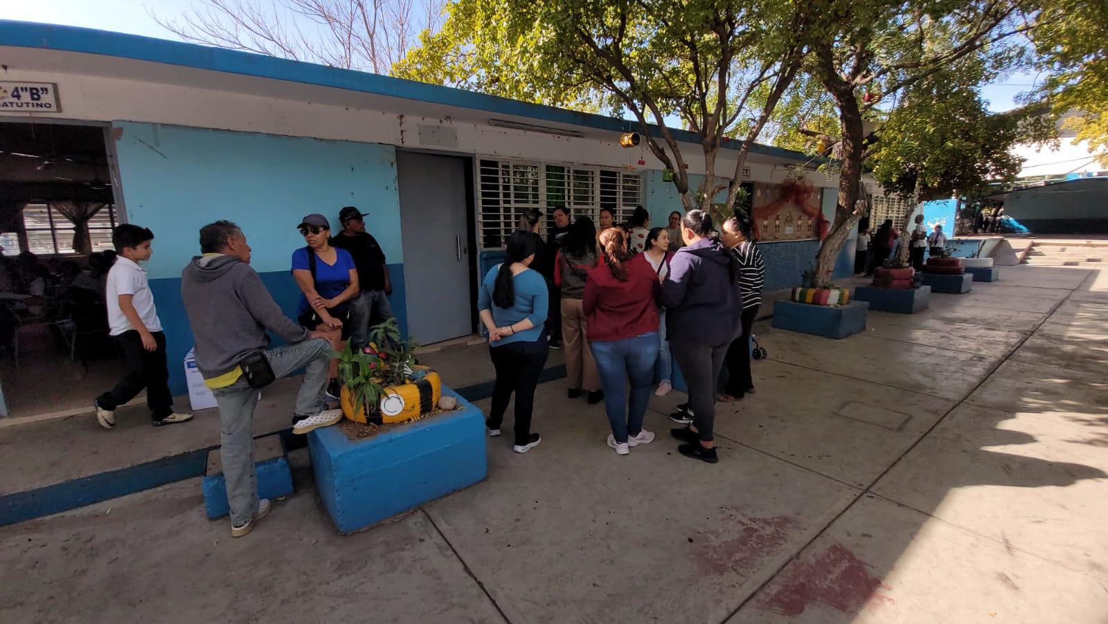 $!Madres de familia denuncian corte de luz en escuela primaria, al sur de Culiacán