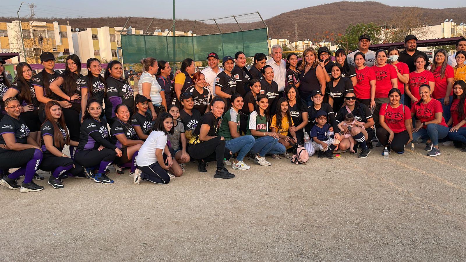 $!Inauguran estadio de softbol femenil en Alturas del Sur, en Culiacán