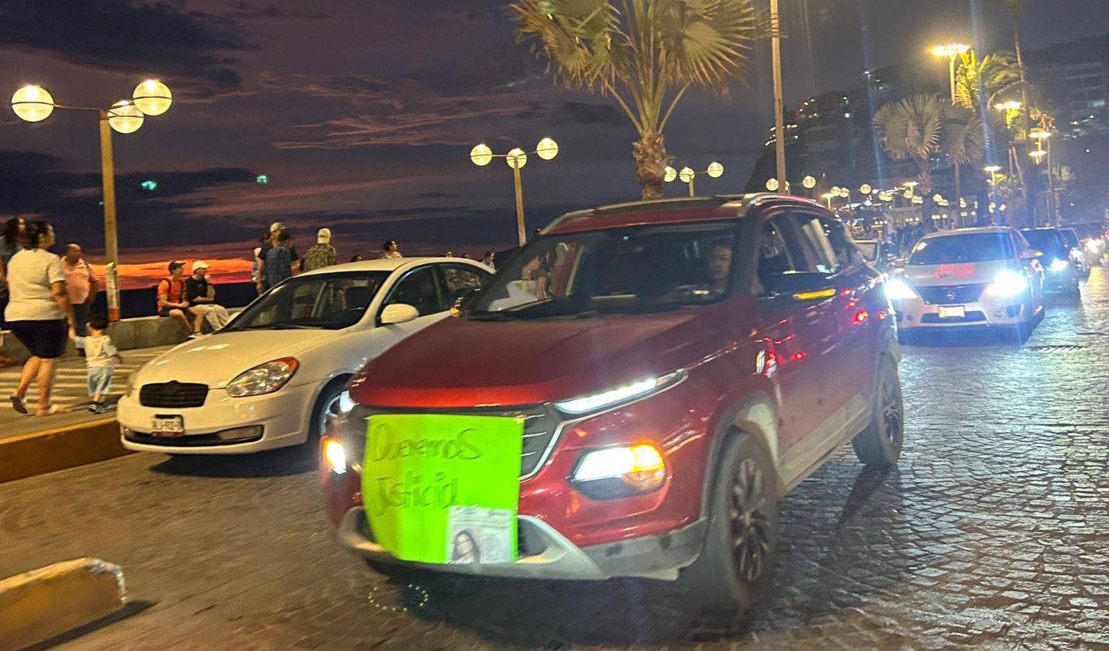 $!Caravana clama por la aparición de María Cecilia en Mazatlán