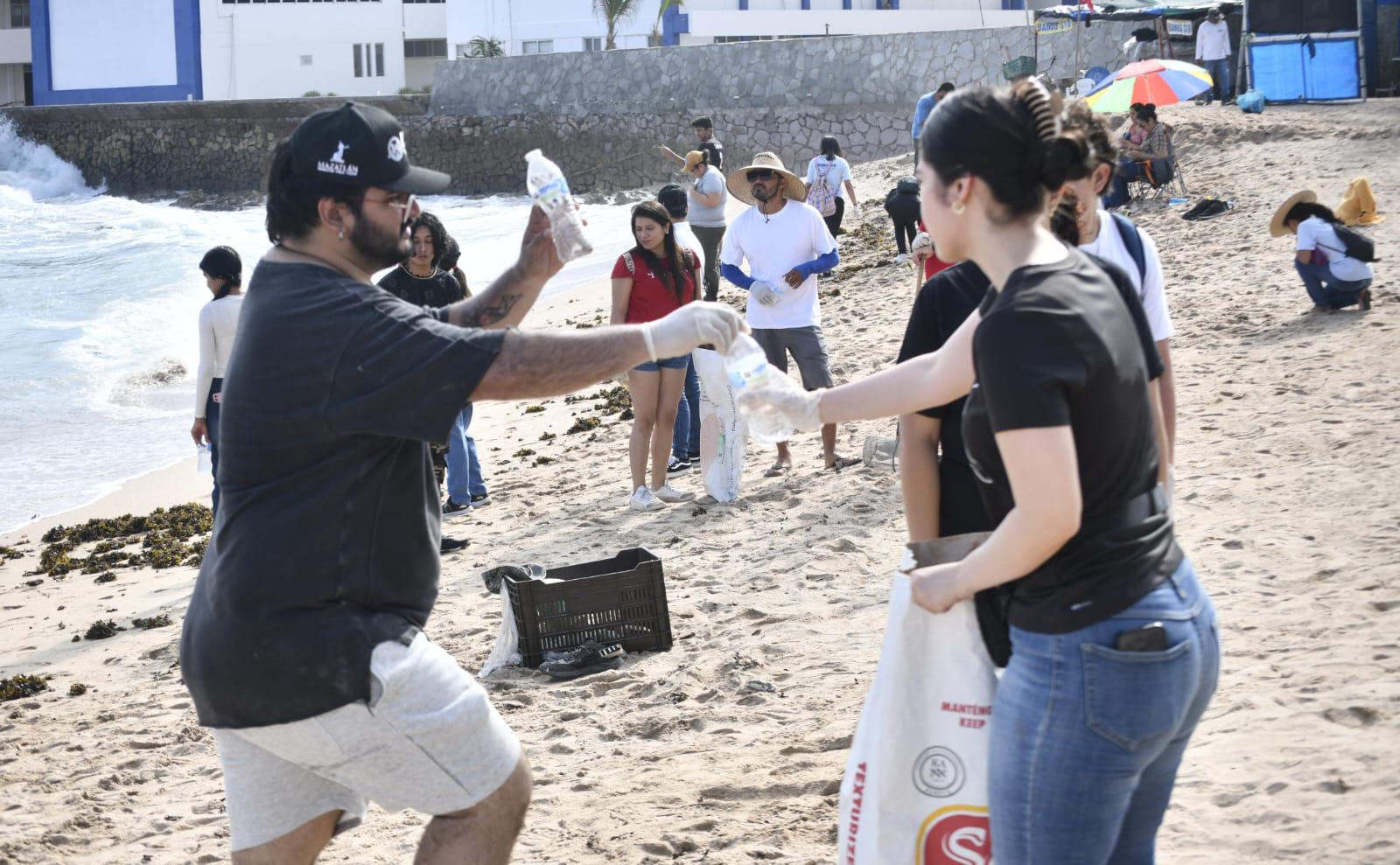 $!Recogen basura en Playa Pinitos, pero le urge ‘limpieza’ de vendedores