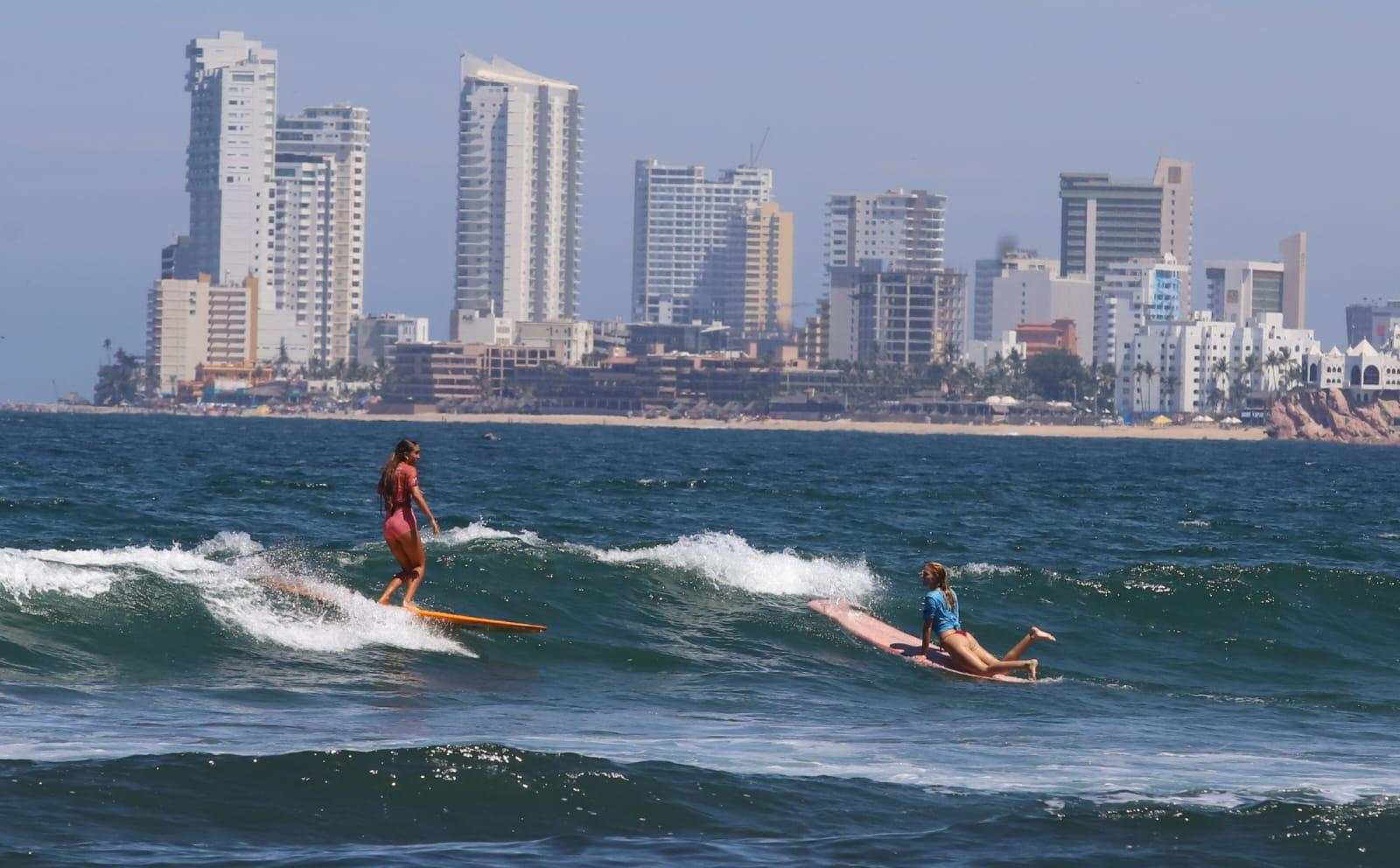 $!Amantes de las olas toman parte de inauguración de Mexi Log Fest, en Mazatlán