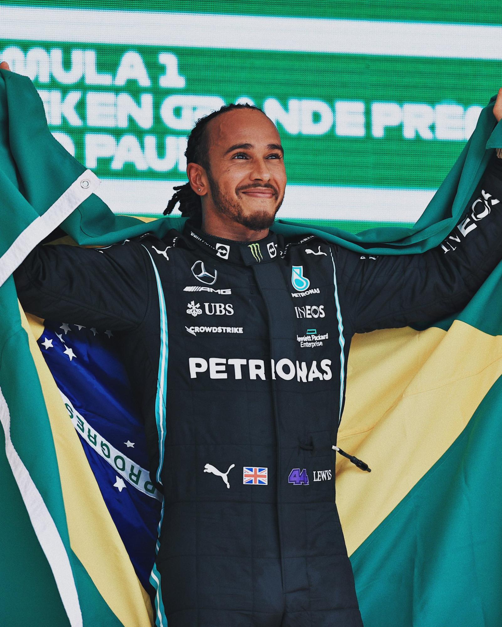 $!El Príncipe Carlos nombra caballero de la Corona británica a Lewis Hamilton