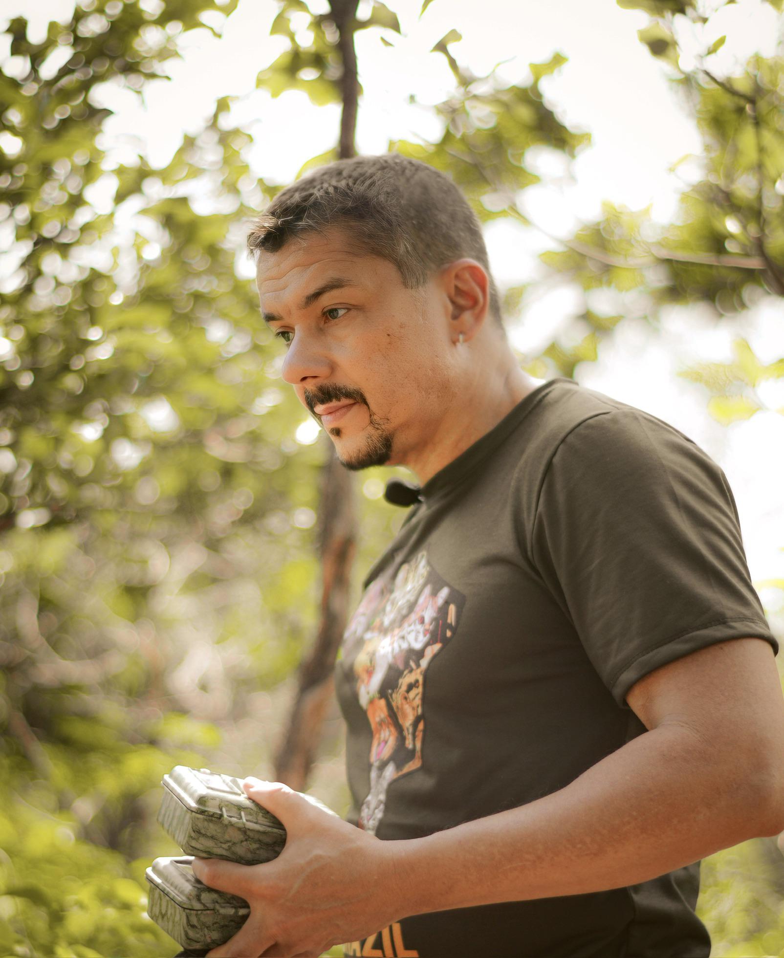 $!Tadeu de Oliveira, fundador de Wild Cats Americas Conservation Project, colocando cámaras trampa.