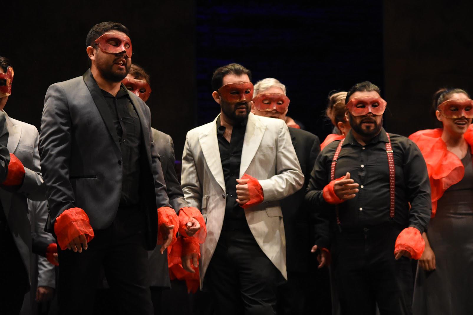 $!En la ópera también participa el coro del Taller de Ópera de Sinaloa.