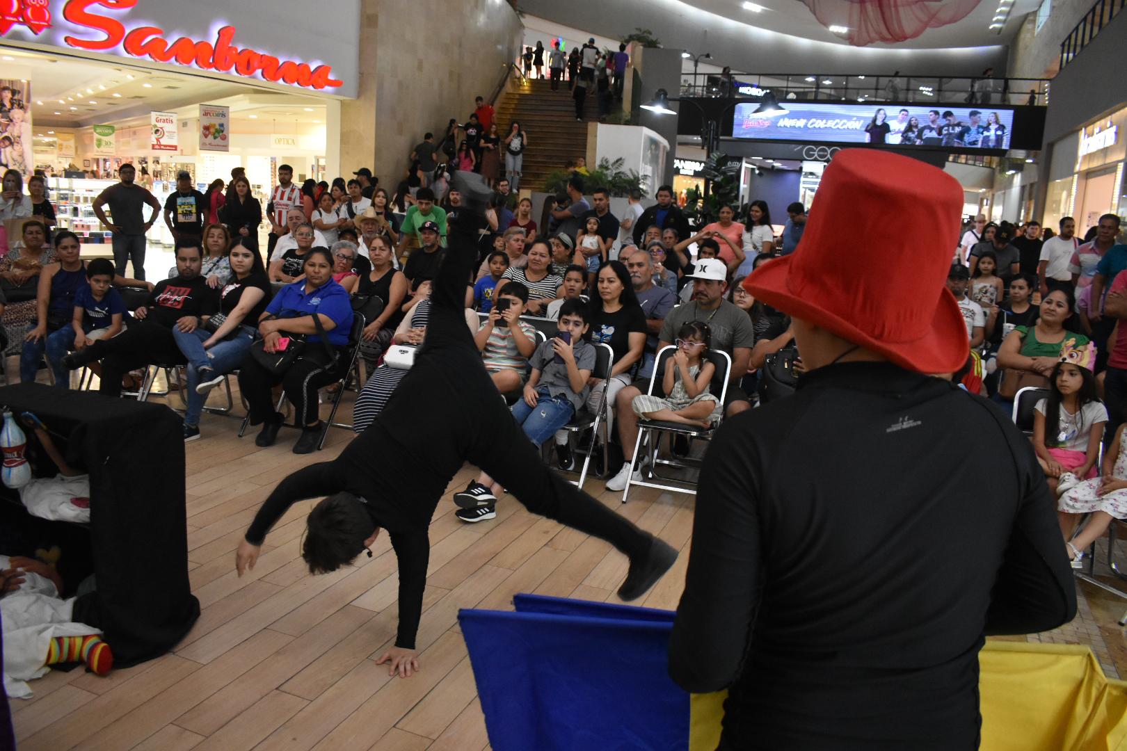 $!Decenas de niños con sus familias disfrutaron del espectáculo.