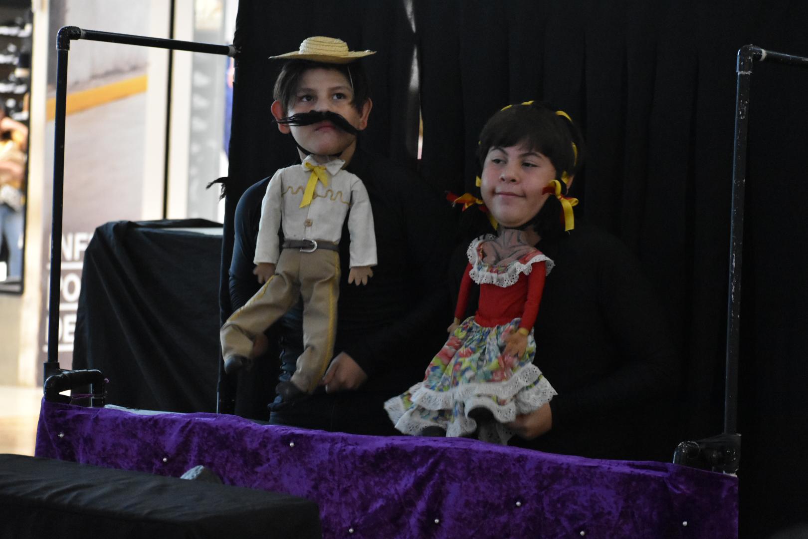 $!Diversos personajes desfilan en la obra.