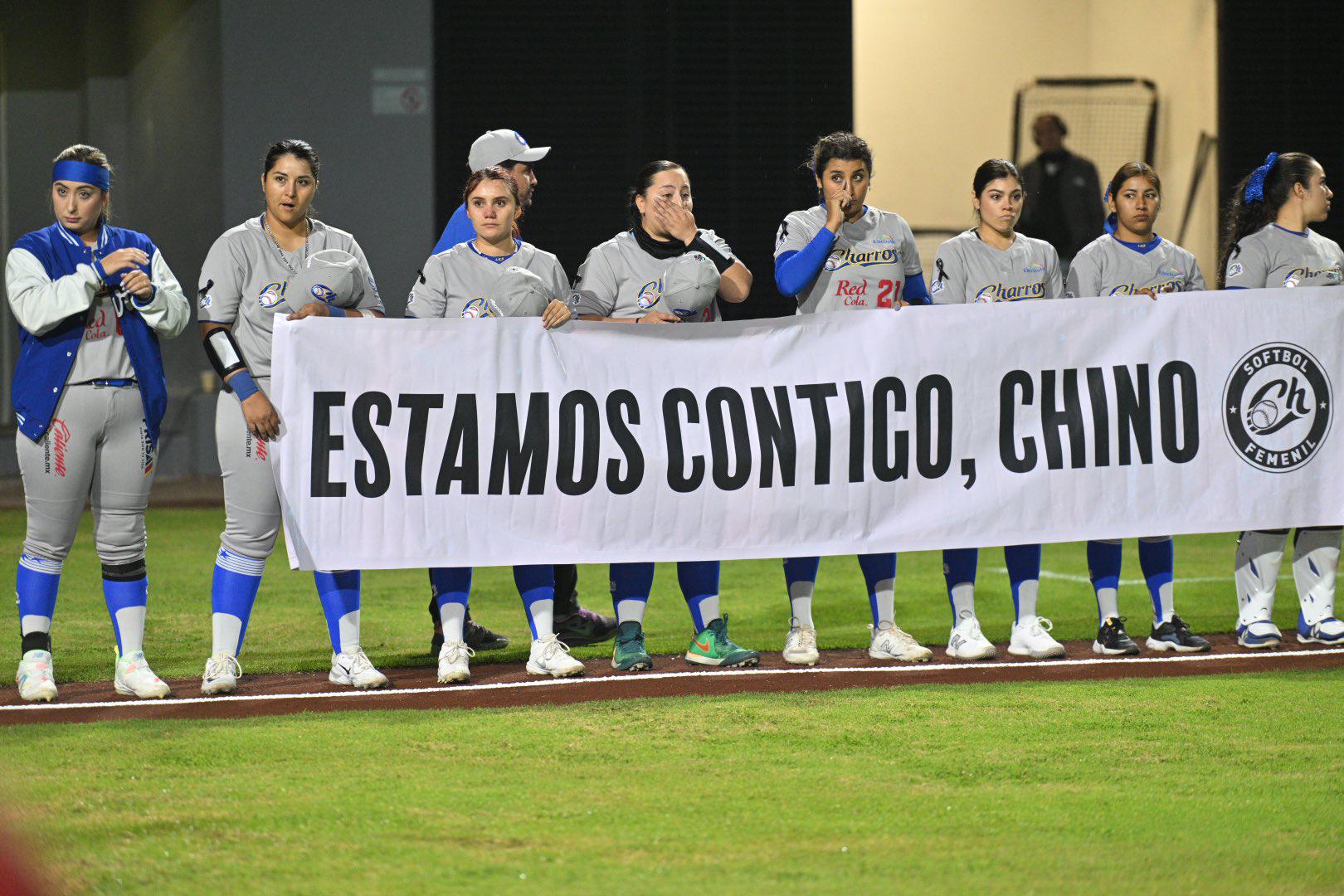 $!Charros y Diablos rinden emotivo homenaje a familiares fallecidos de ‘Chino’ Corvera