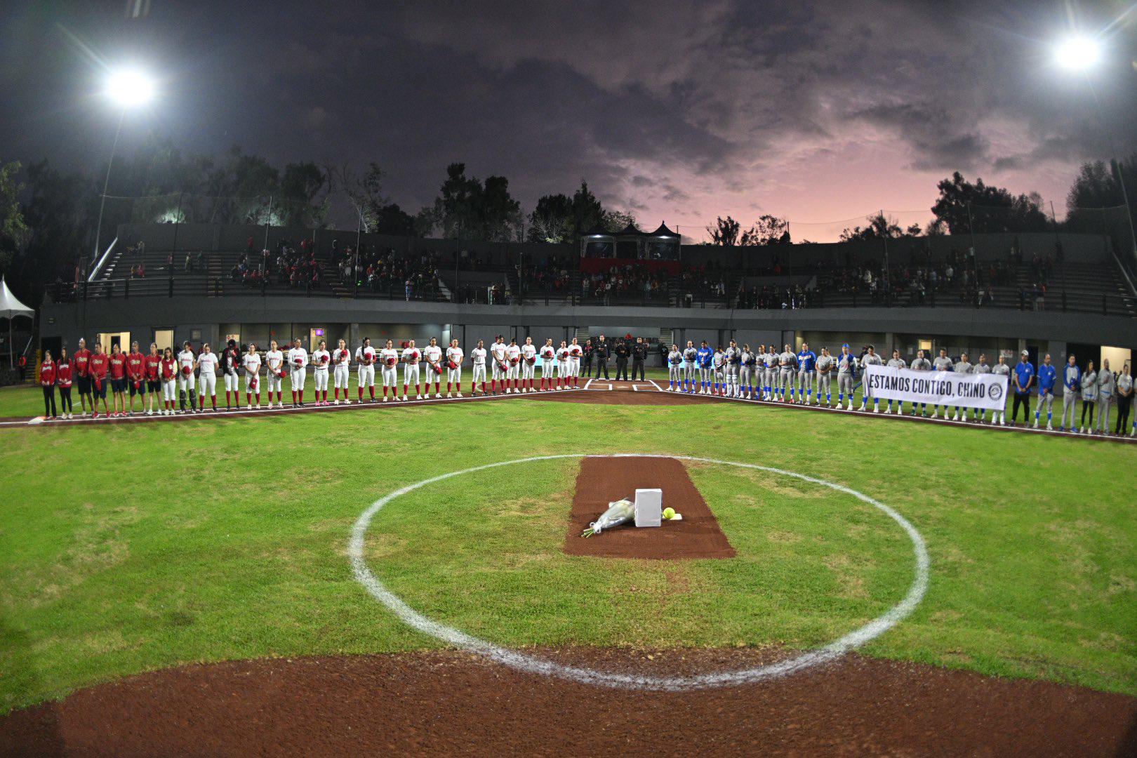 $!Charros y Diablos rinden emotivo homenaje a familiares fallecidos de ‘Chino’ Corvera