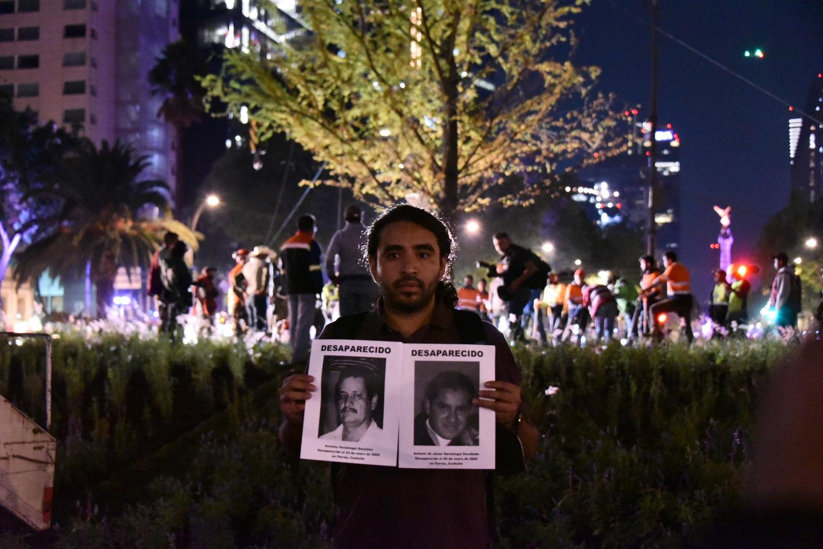 $!Jorge Verástegui, quien busca a su hermano y sobrino desaparecidos en 2009, captado durante la plantación del ahuehuete la noche del 5 de junio de 2022.