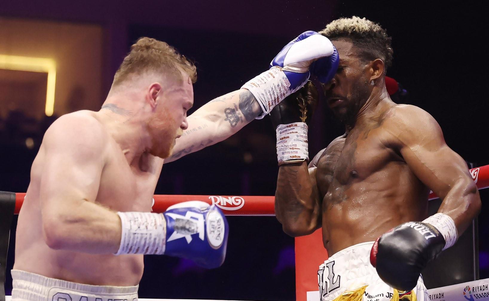 $!Canelo Álvarez gana por decisión unánime a William Scull y recupera título indiscutido