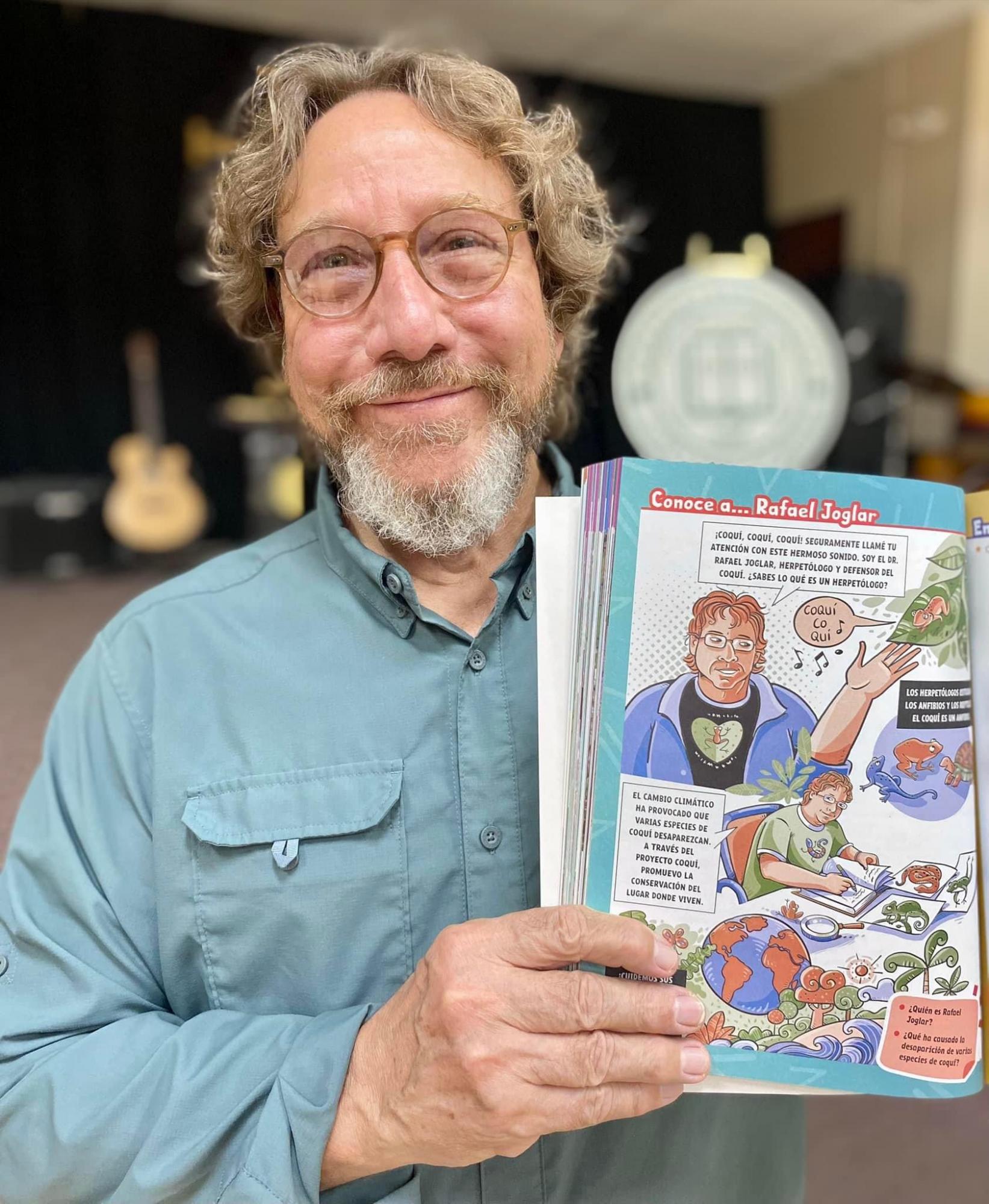 $!Rafael Joglar en una escuela de Arecibo, ofreciendo un taller a artesanos sobre cómo tallar en madera a los coquíes de Puerto Rico. Una profesora le mostró un libro de ciencia utilizado en ese colegio donde se publica una reseña sobre su persona.