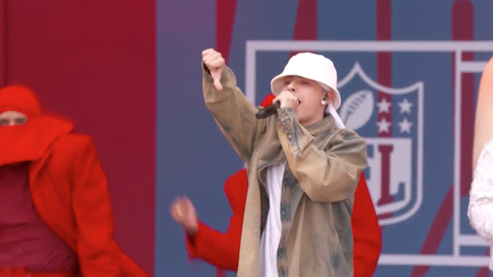 $!El cantante Trueno acompaña al colombiano con el tema Un paso.