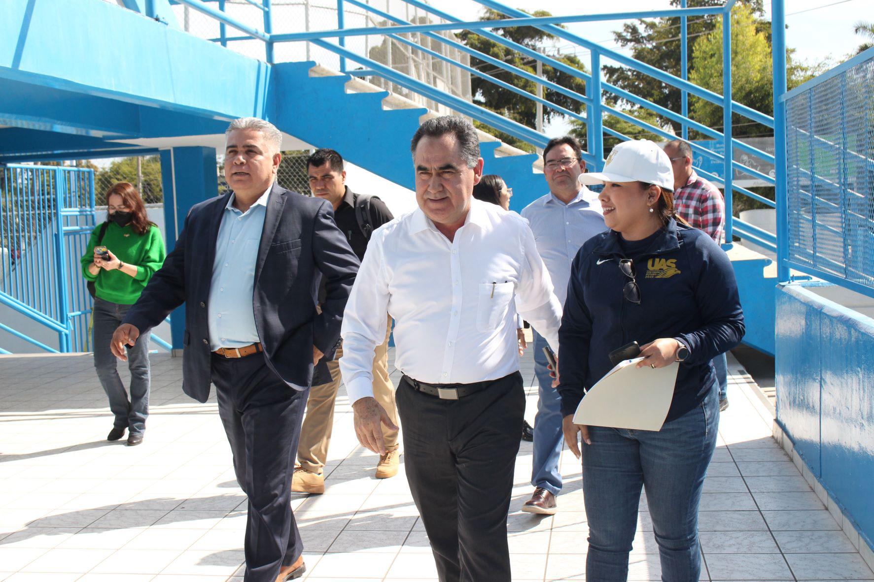 $!Supervisa Rector de la UAS avances en construcción de techumbre de alberca olímpica