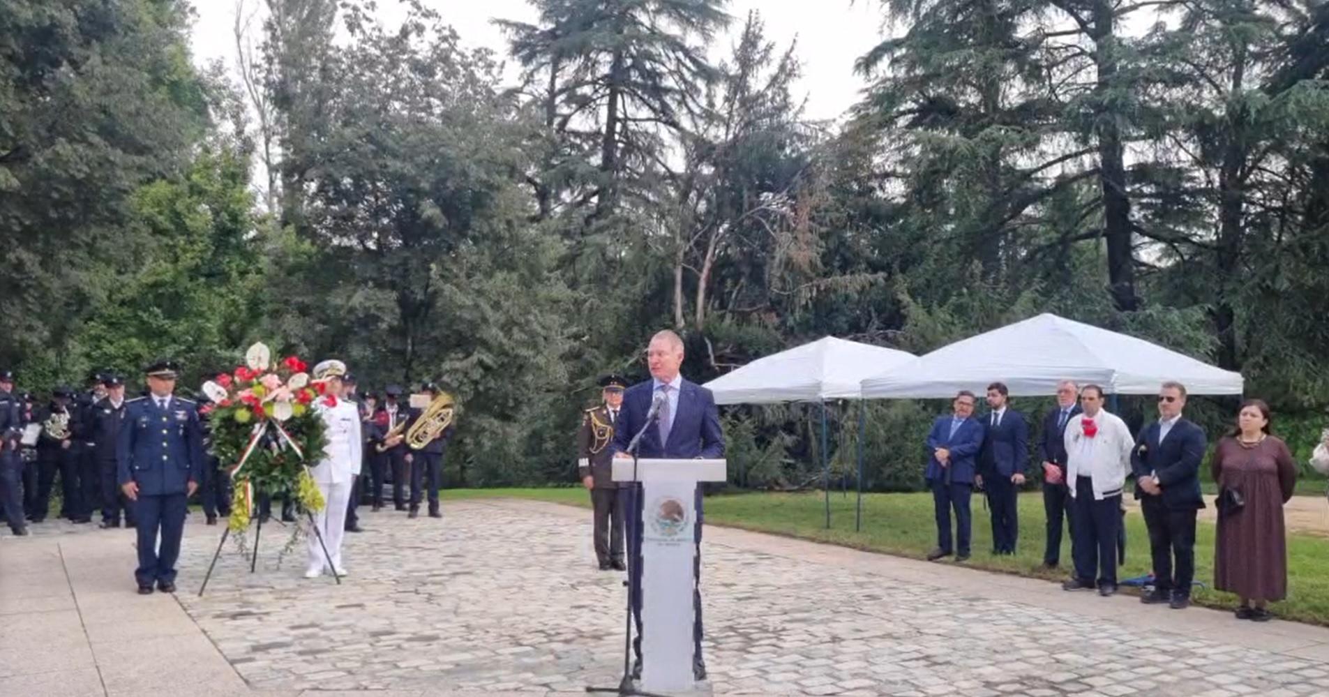 $!Embajador Quirino Ordaz Coppel da el Grito de Independencia en España