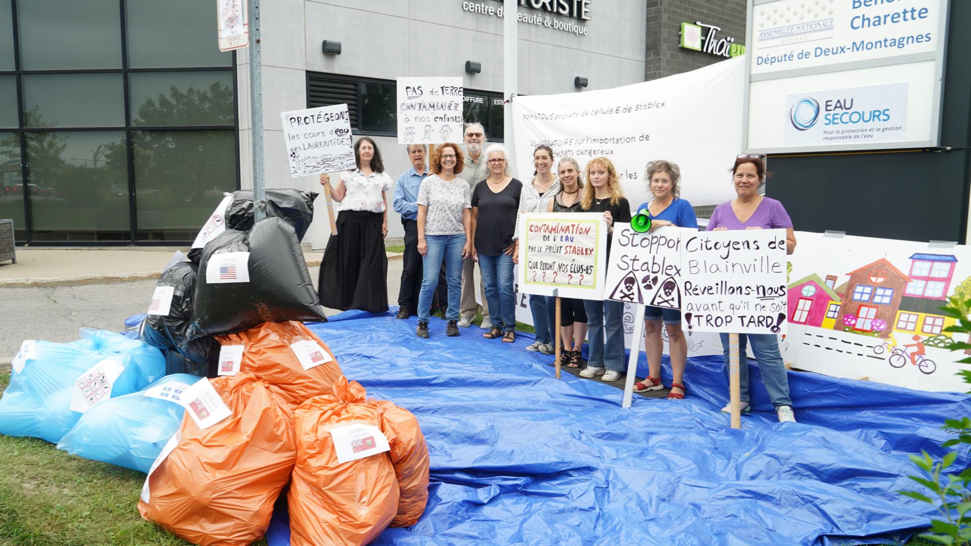 $!Ciudadanos protestan en septiembre de 2023 en Quebec por el proyecto de ampliación de Stablex.