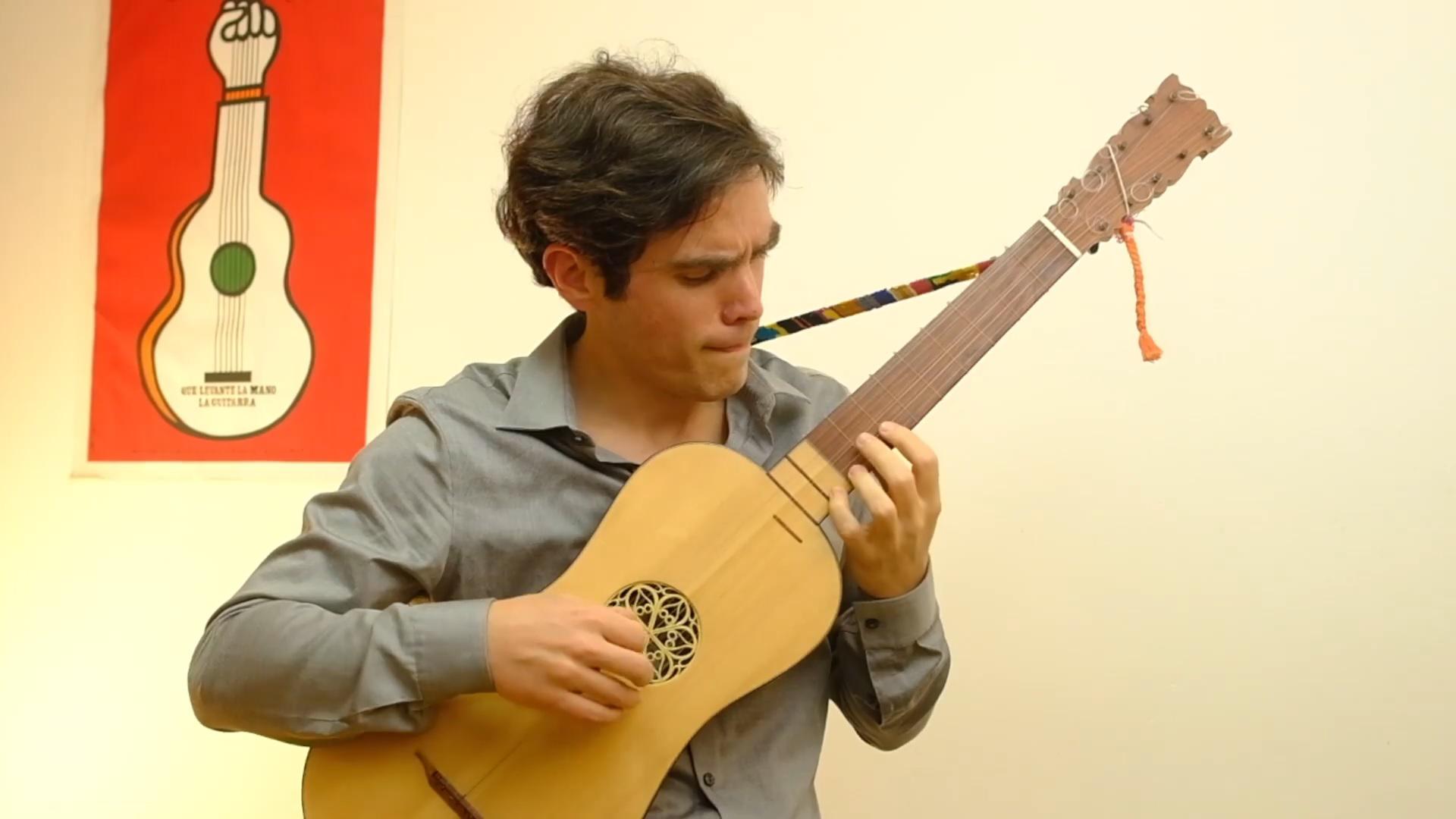 $!El músico con su guitarra barroca.