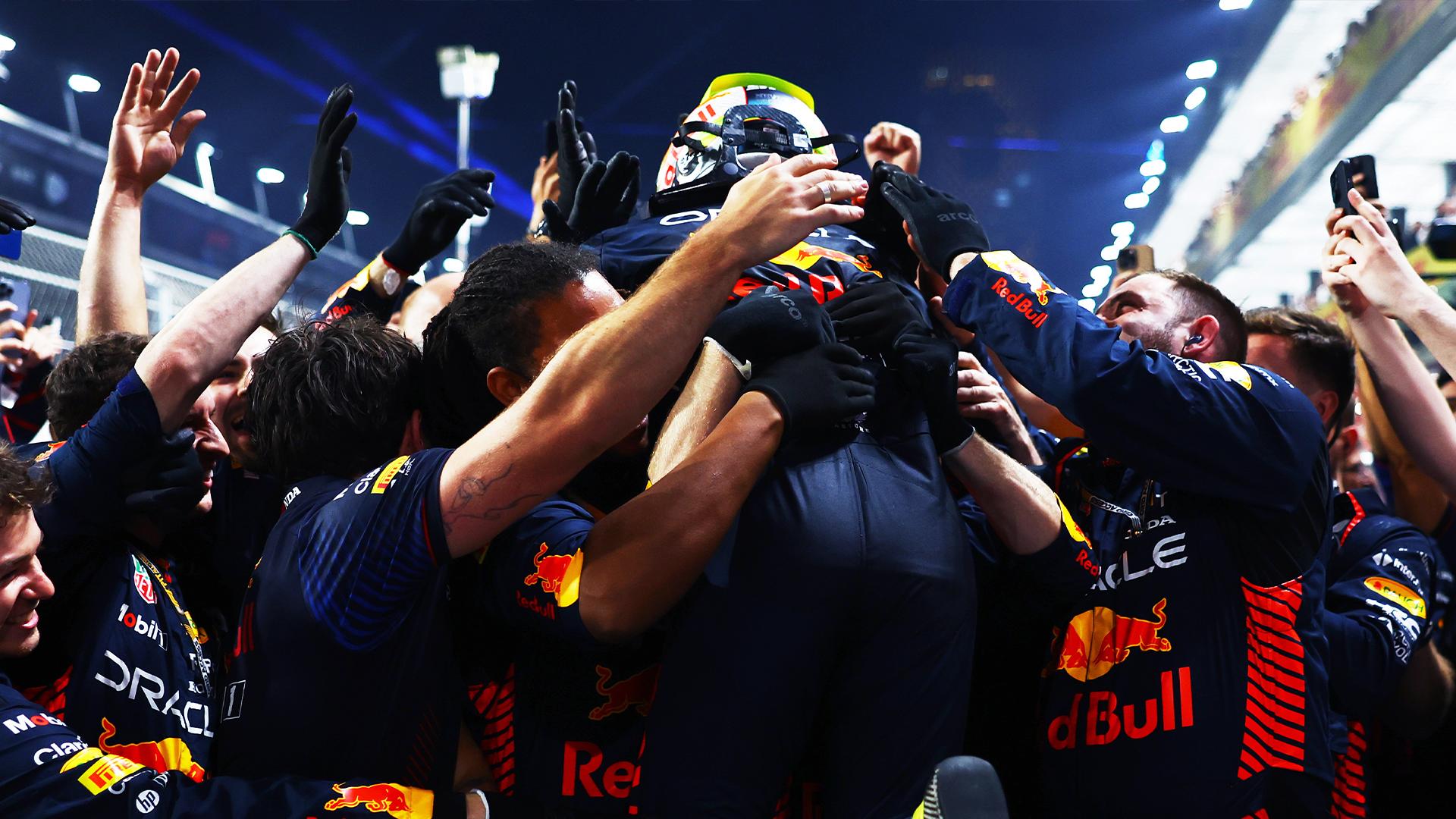 $!Padre de Verstappen ignora a Checo Pérez en festejos por su triunfo